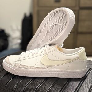 Nike BLAZER LOW 77’ VNTG White Sneakers - Men’s size 9.5 - DA6364-110